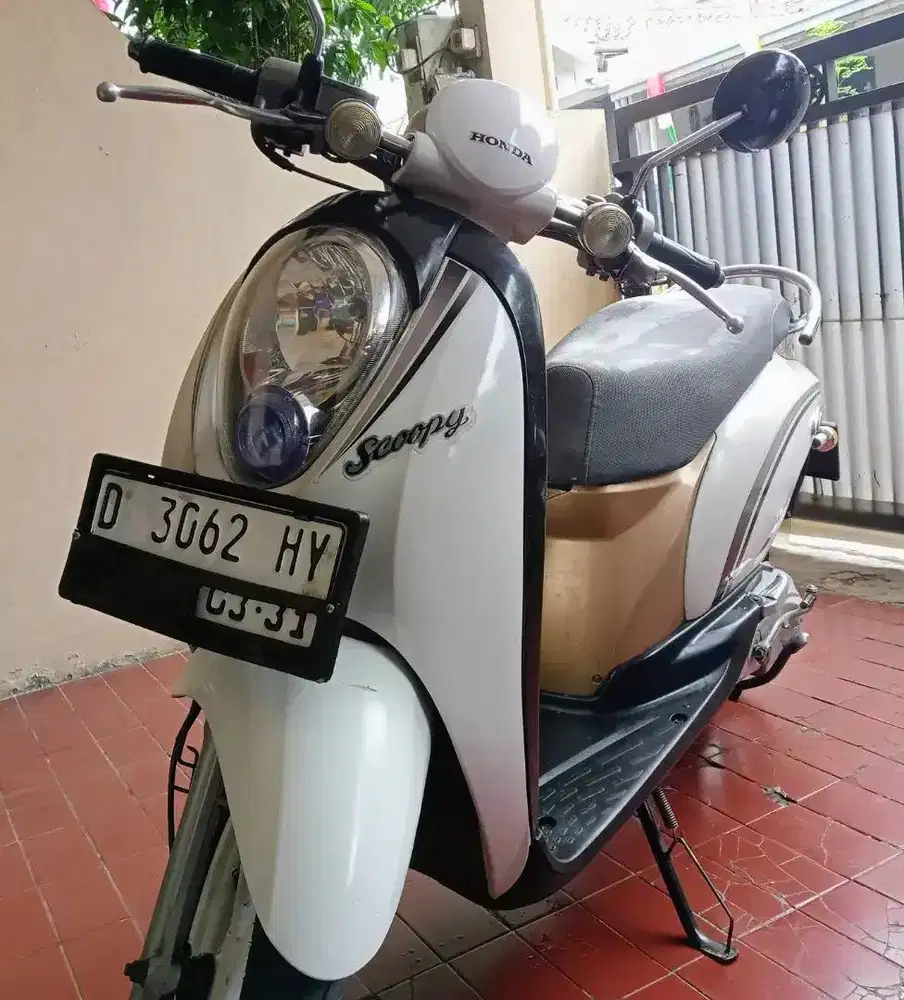 Honda Scoopy Carbu 2010 Putih Beigi mulus siap pakai