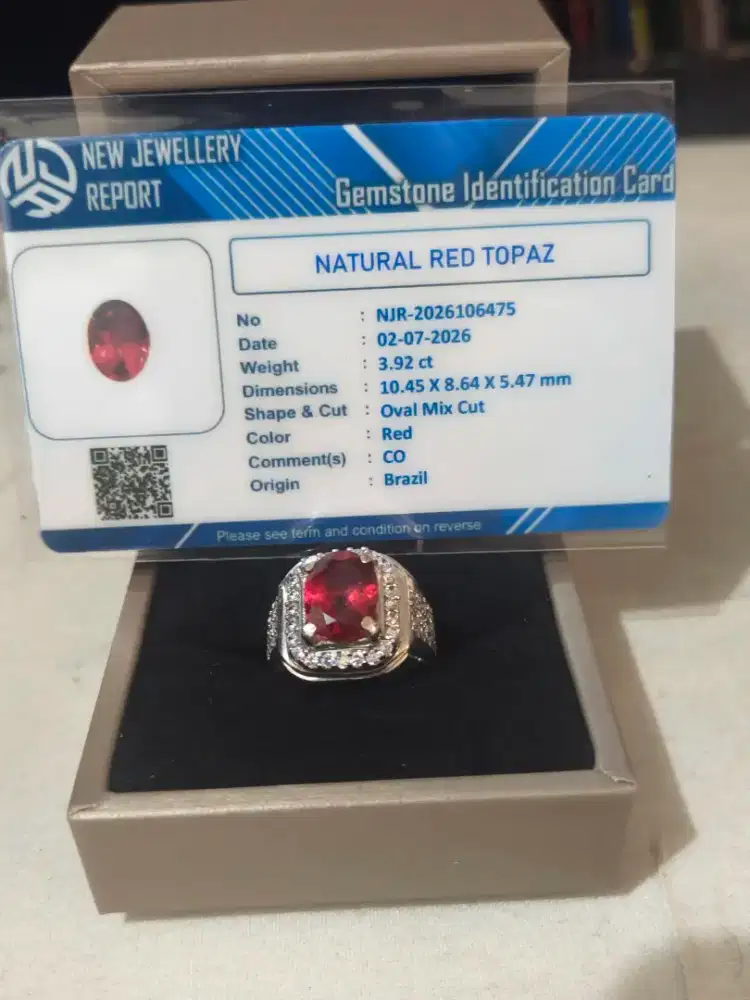 Batu permata merah topaz