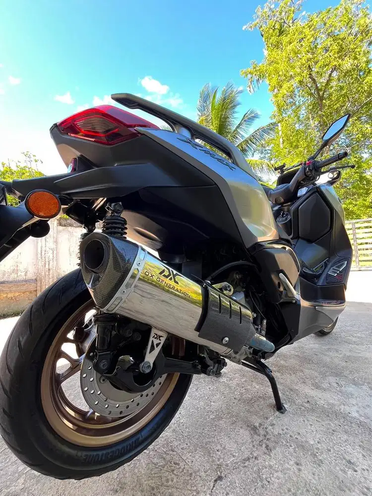 XMAX CONNECTED 2025 silver