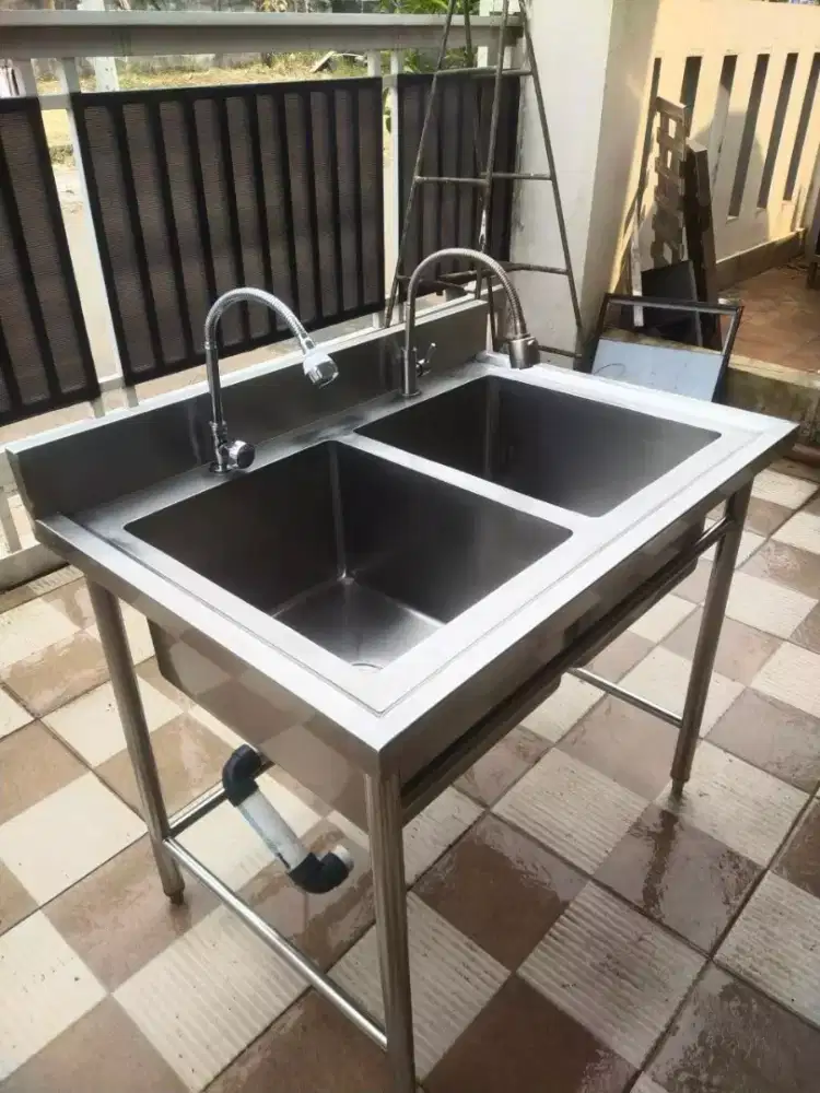 Sink 2 lubang + Kran 

Ukuran 100x70x85
