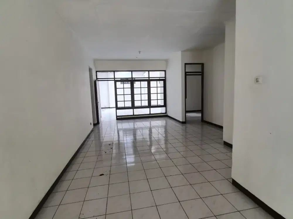Rumah Bisa Untuk Usaha Gudang Luas di Kopo Permai