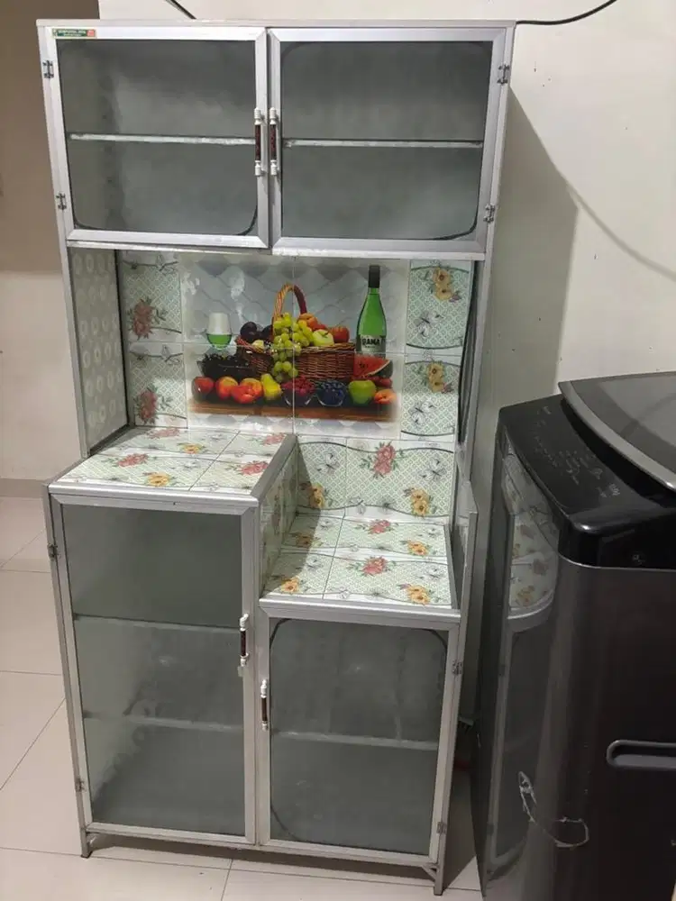Rak piring kaca tertutup