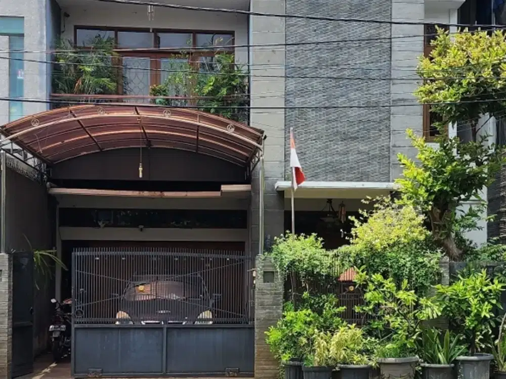 Sewa Rumah Sederhana 2 Lantai di Dekat Senayan Kebayoran