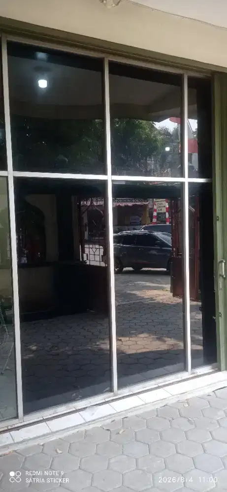 Kaca film pintu lobby kantor unt meredam panas & silau matahari