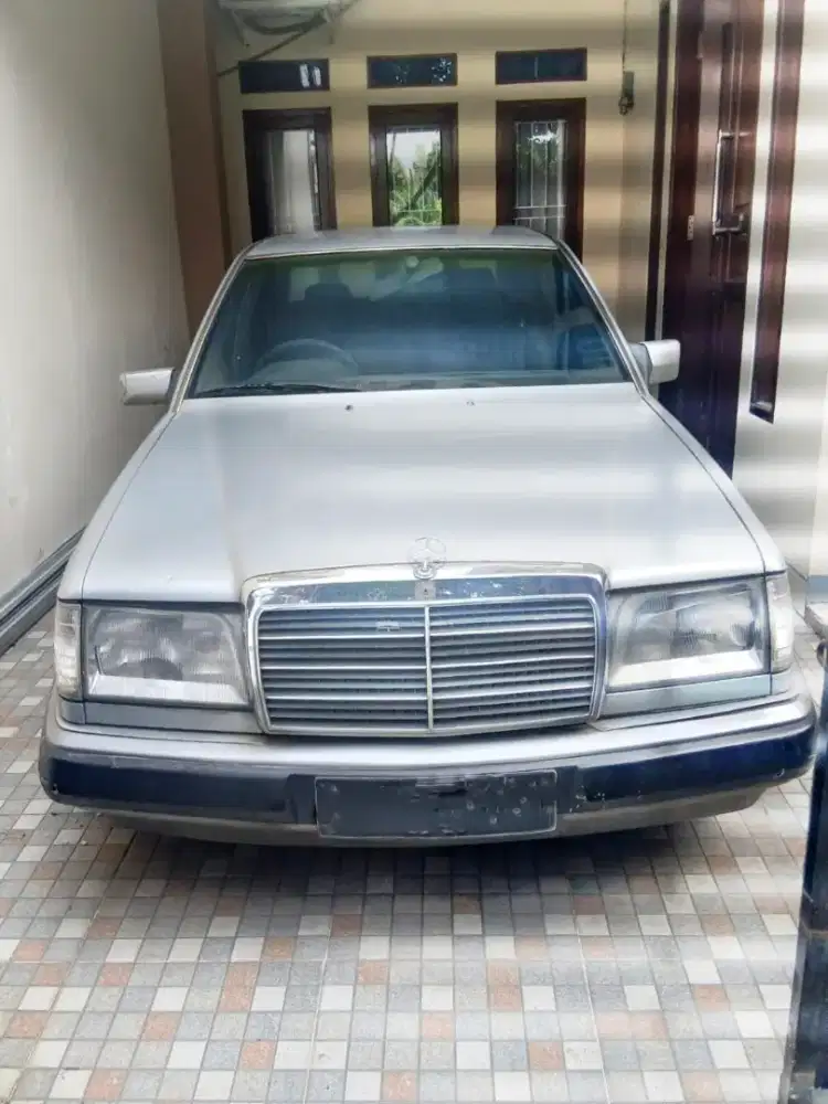 Mercedes Benz 300E 4 pintu