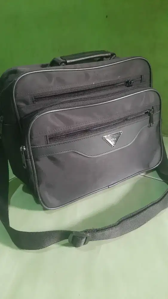 Tas selempang ukuran sedang