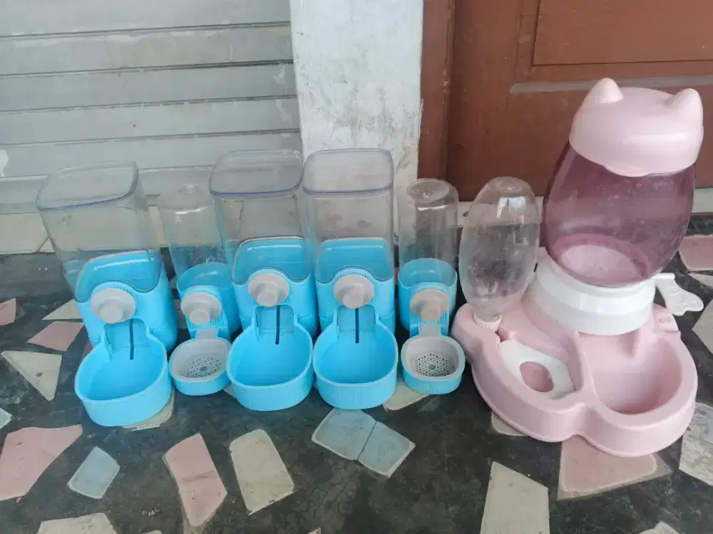 Tempat makan dan minum untuk hewan peliharaan