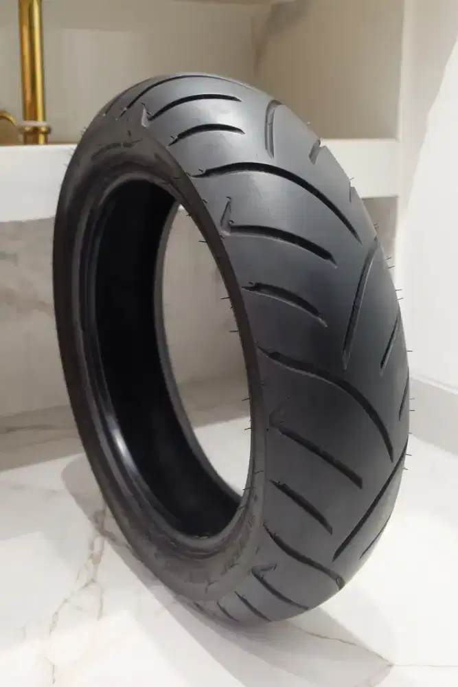 Ban motor Dunlop 140/70/ r14 kondisi 98% Like New