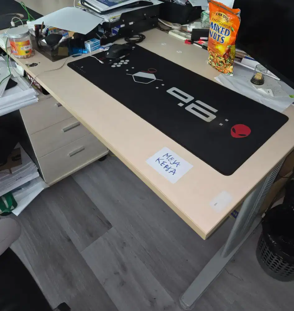 Meja kerja kantor