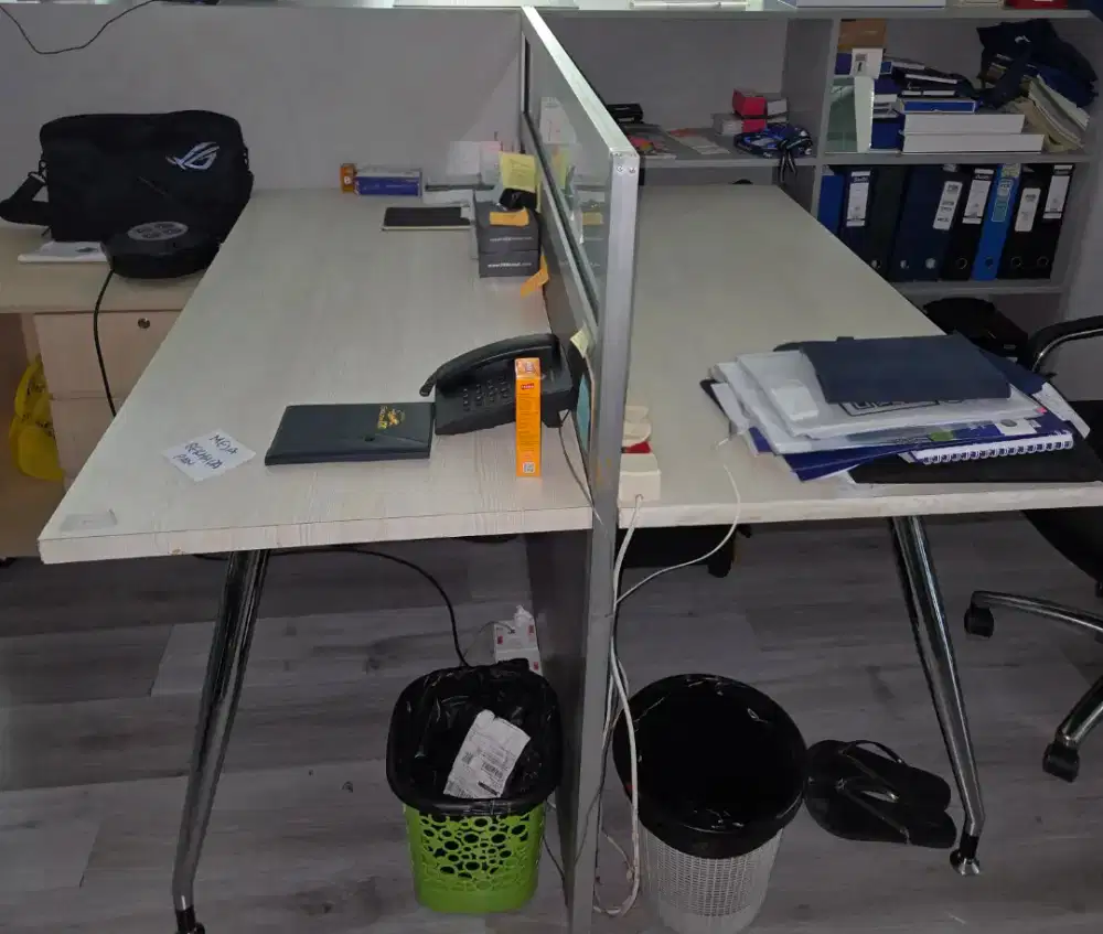 Meja kantor berhadapan