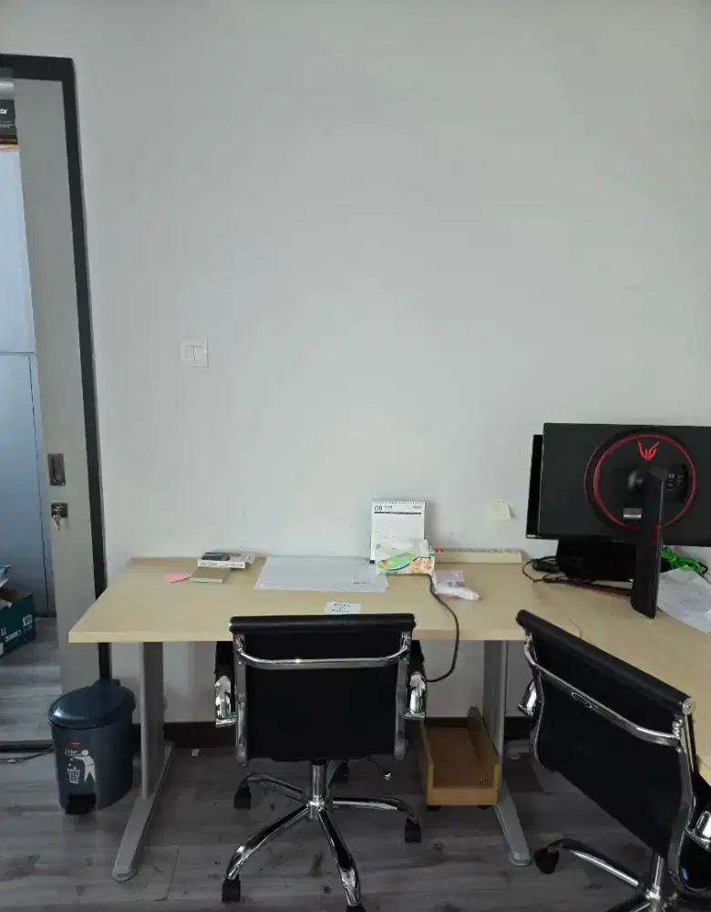 Meja kantor dan kursi