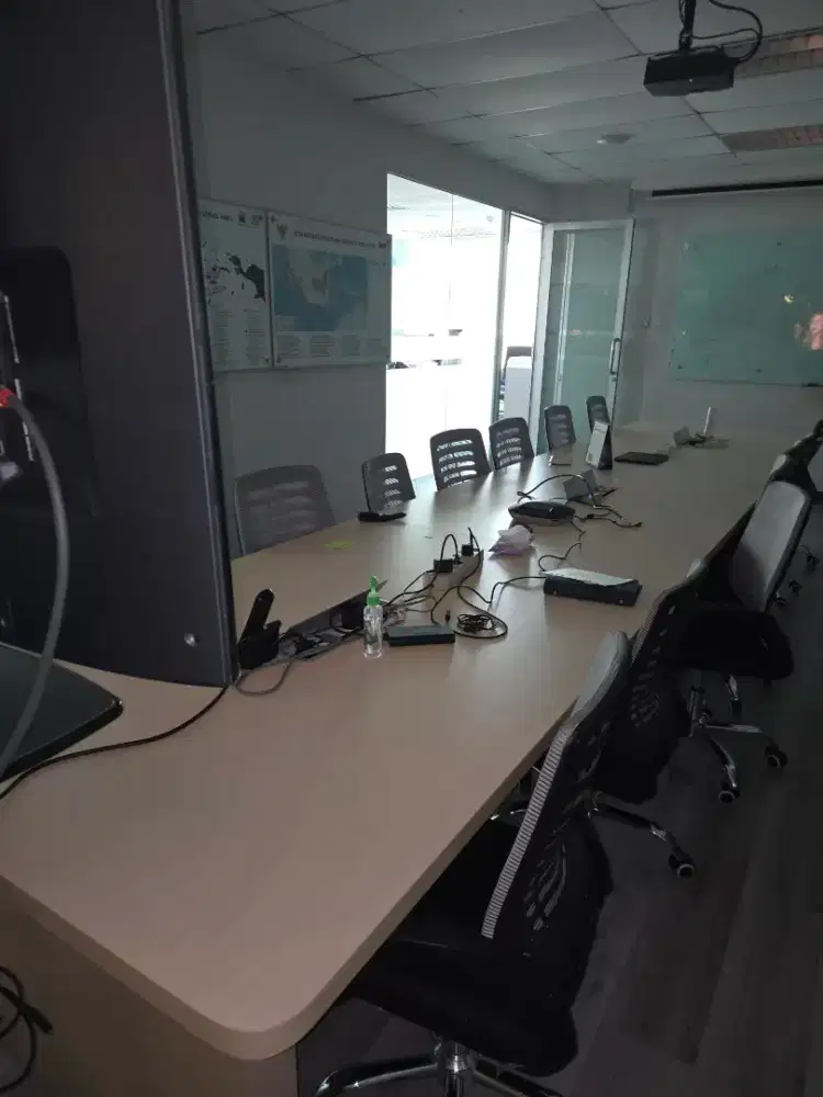 Meja meeting kantor besar
