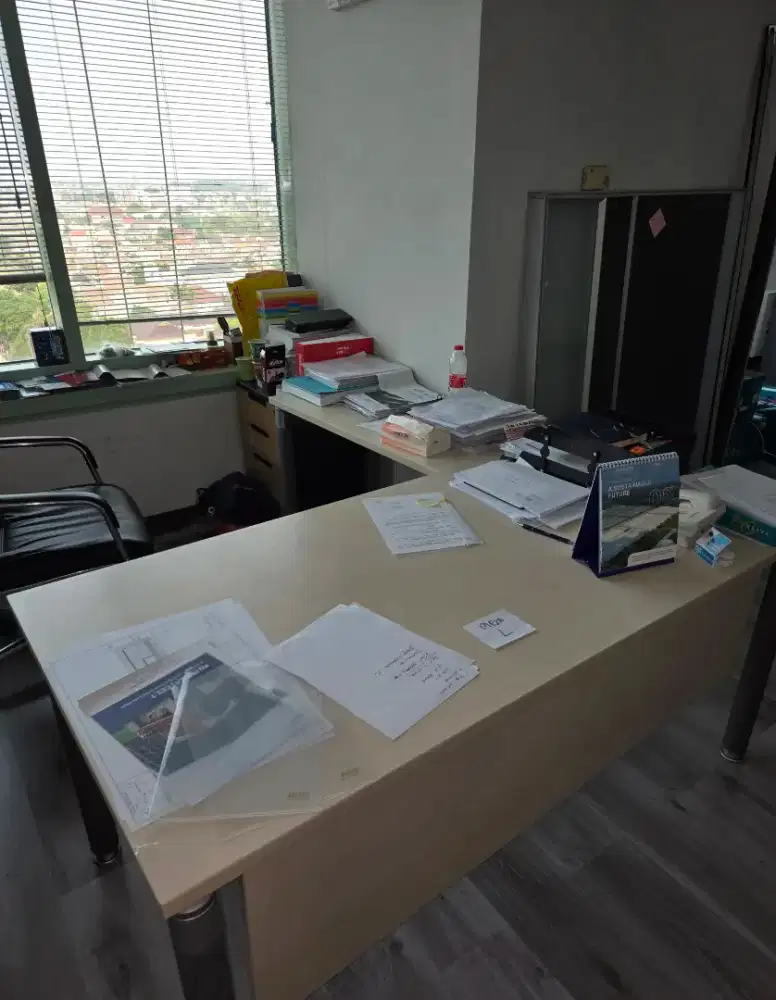 Meja kantor karyawan L