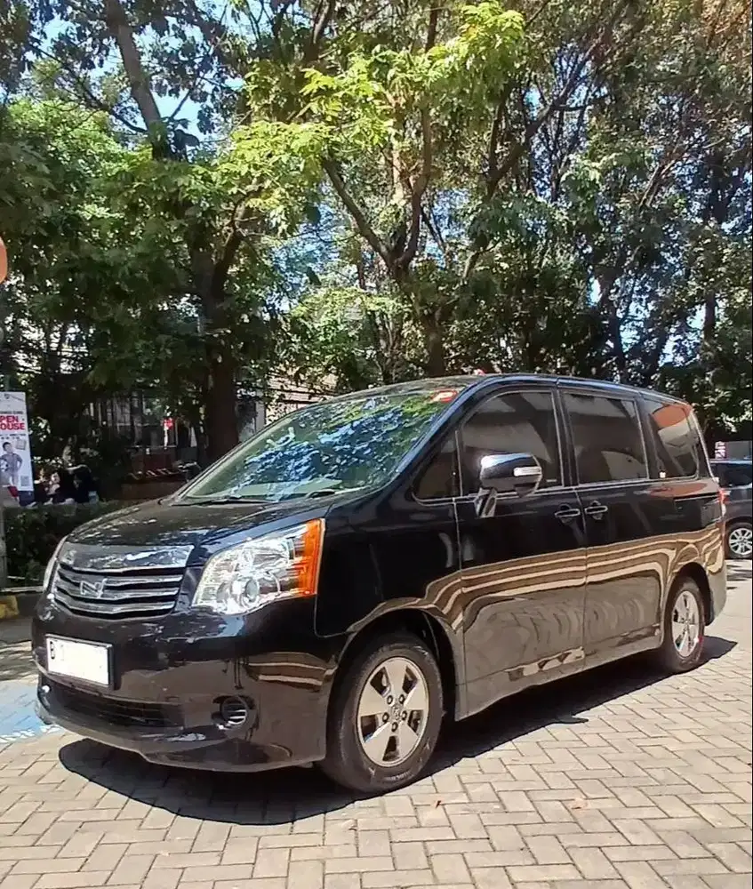 Toyota NAV1 G Matic 2013 – Hitam, Captain Seat, Pajak Panjang