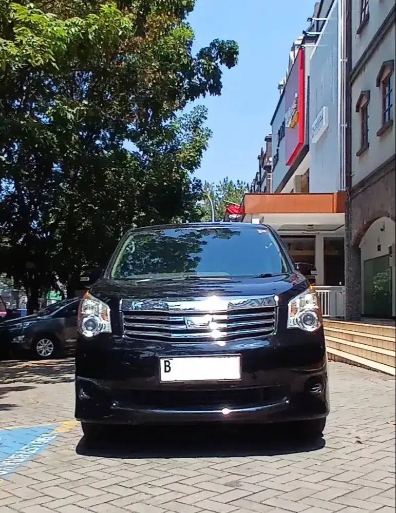 Toyota NAV1 G 2013 Matic Hitam – Captain Seat, AC 3 Baris Dingin
