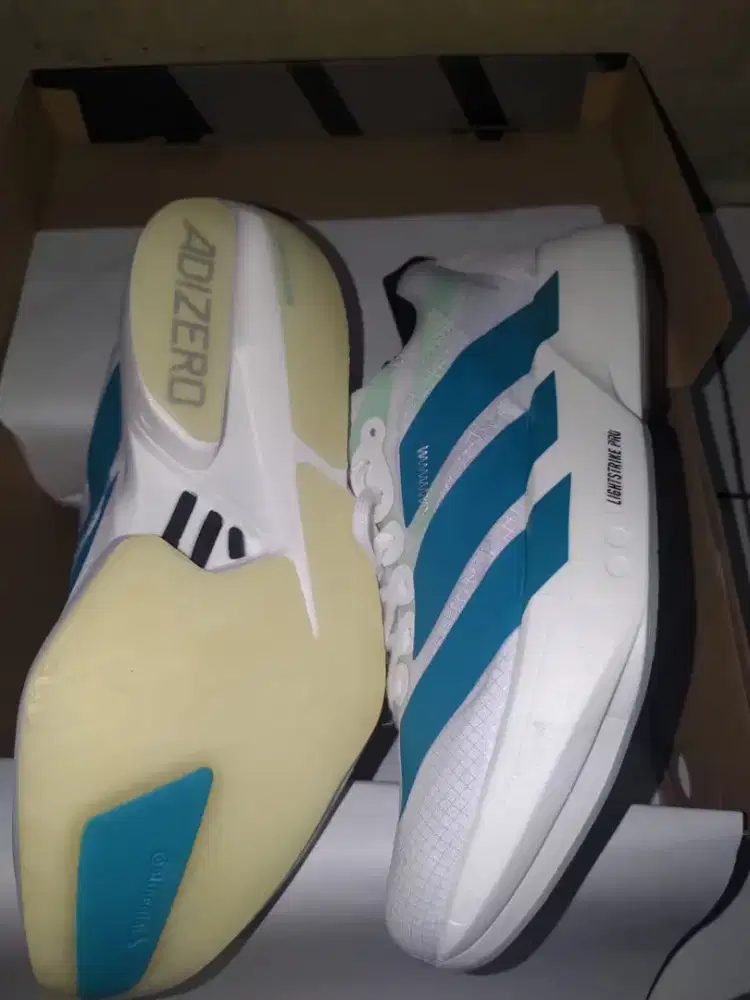sepatu lari Adidas Adizero Adios Pro 4