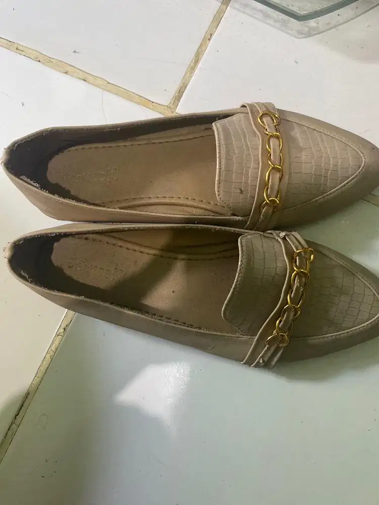 Sepatu flat shoes wanita crem rantai emas bekas ukuran 38