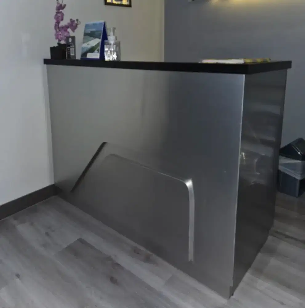 Meja resepsionis kantor
