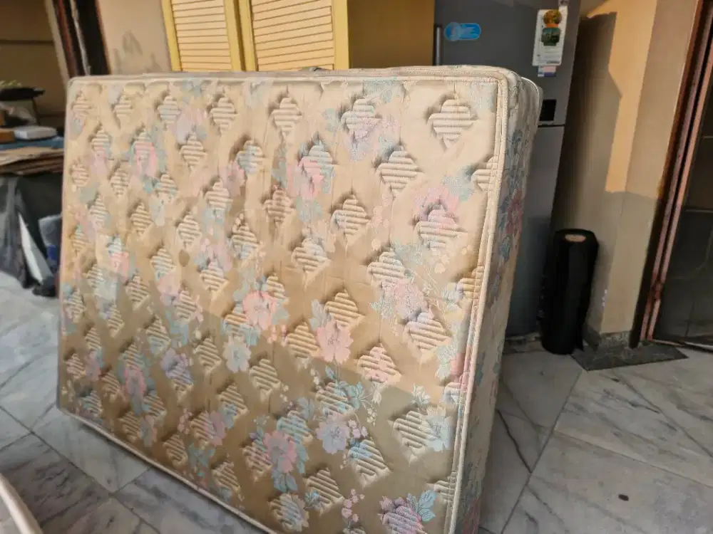 Springbed spring bed 140x180 masih sangat tebal dan empuk
