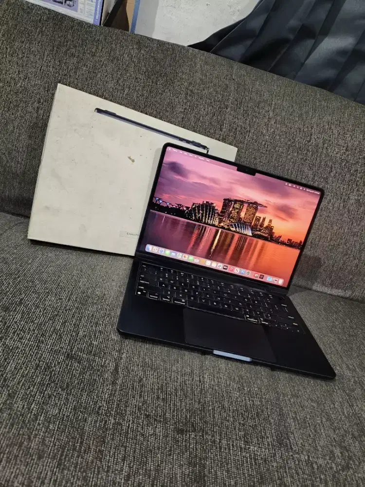 Dijual Macbook Air M2 Liquid Retina 13in 2022(garansi On) ram 16/256gb