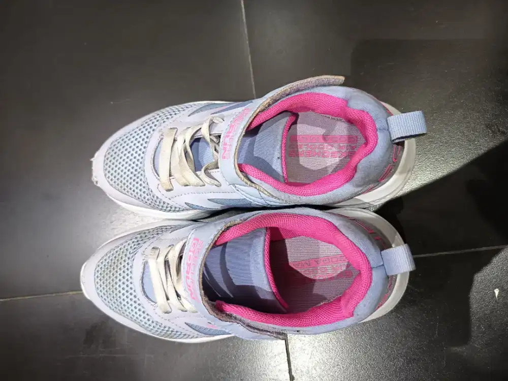 Sepatu Skechers anak cewek size 33