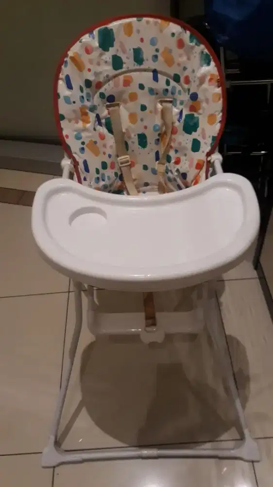 Tempat duduk makan bayi