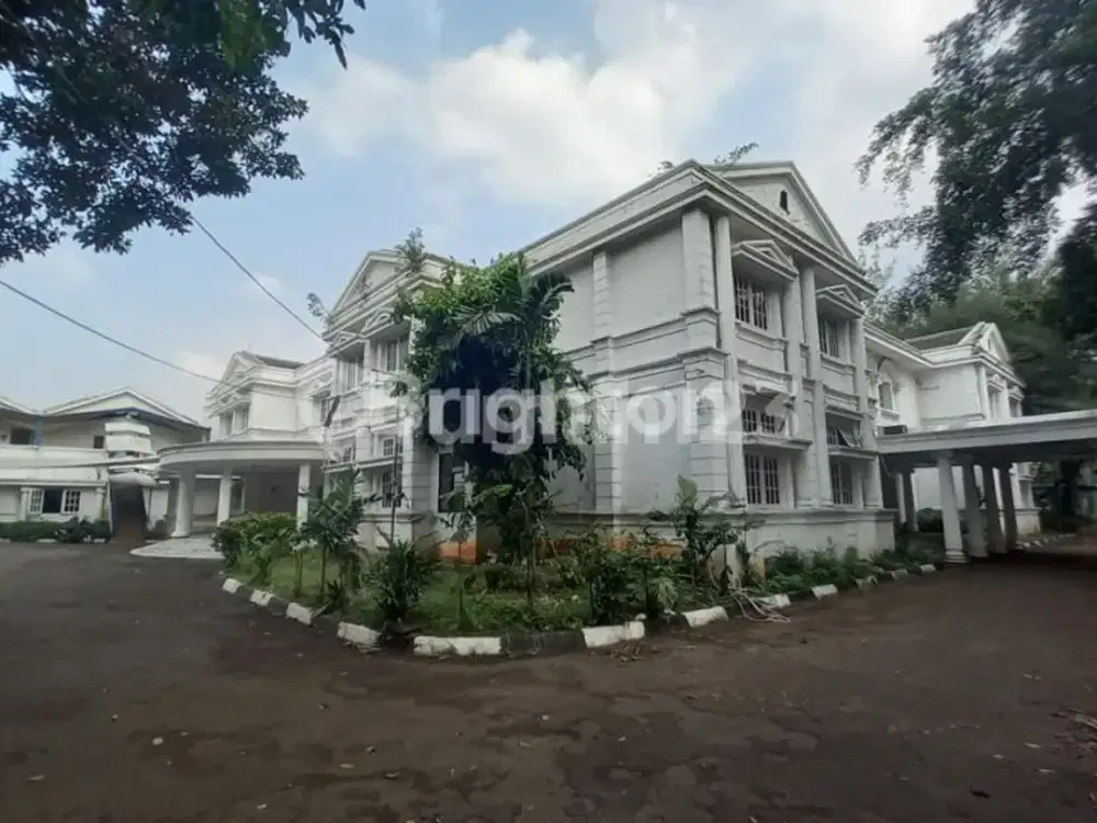 Jual Tanah Luas Bonus Bangunan Permanen, Kolam Renang dan Lapangan Sepak Bola di Daerah Elite Kemang Timur Jakarta Selatan.