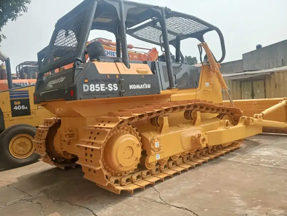 BULL DOZER ALAT BERAT KOMATSU D85ESS-II 2011