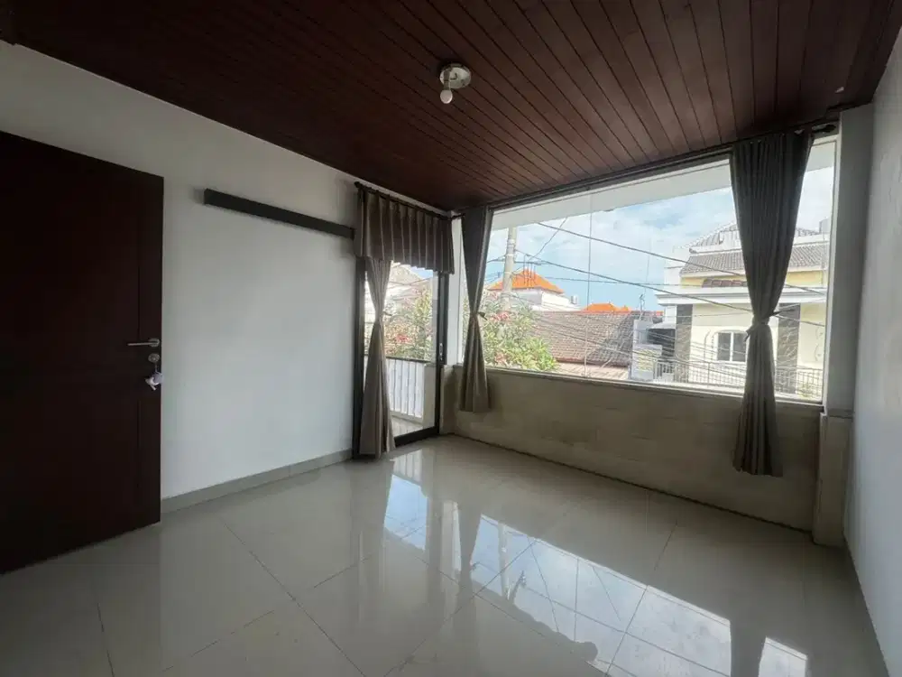Rumah 2 Lantai Lokasi Strategis Gatsu Barat 4 Kamar Tidu Lingkungan Tenang
