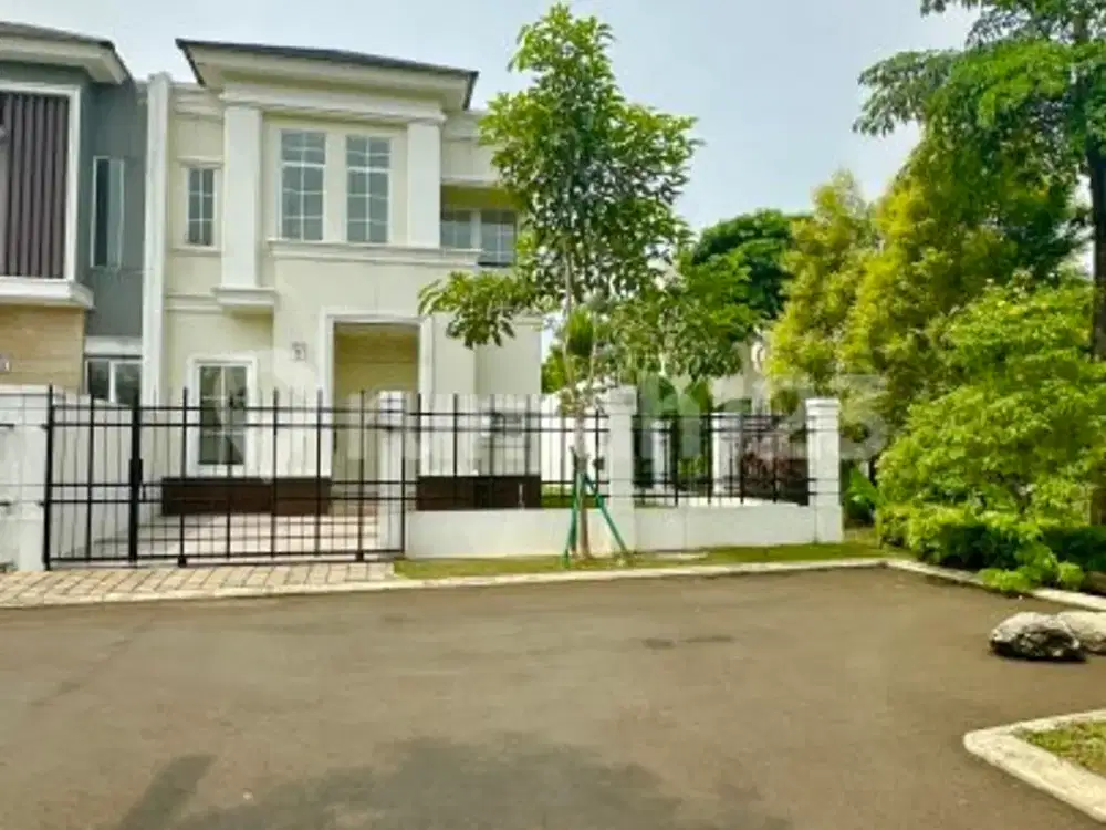 Rumah Baru Posisi Hoek di Main Boulevard dengan Tanah Luas di Sentul