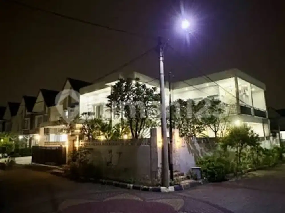 Disewa Rumah Mewah di Hoek dengan Kolam Renang di Bukit Cimanggu City