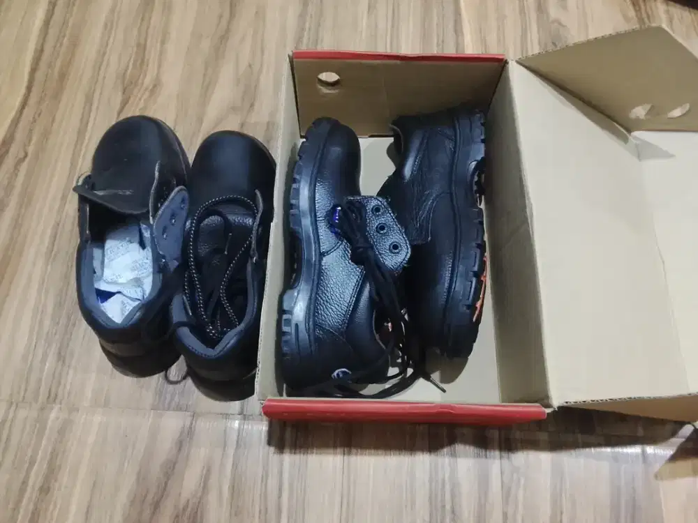 Dijual sepatu safety 2 pasang ukuran size 42