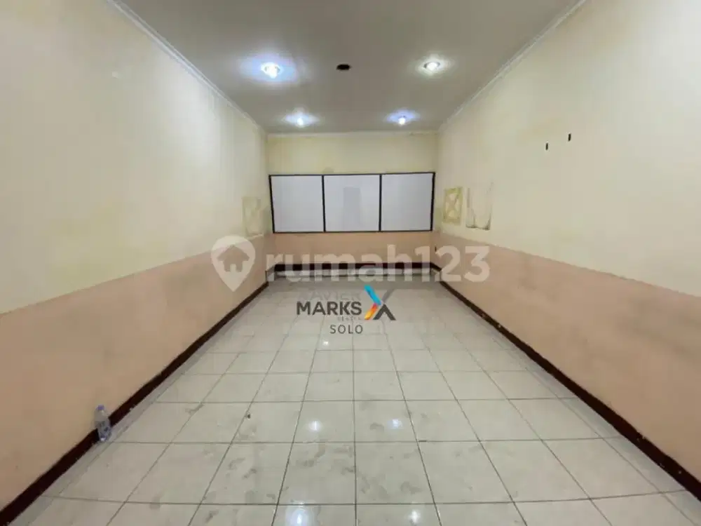 Ruang Usaha Jalan Utama Daerah Ramai Makamhaji Kartasura