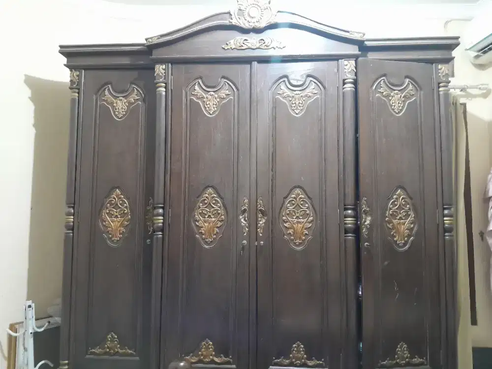DIJUAL CEPAT LEMARI KAYU JATI UKIR 4 PINTU