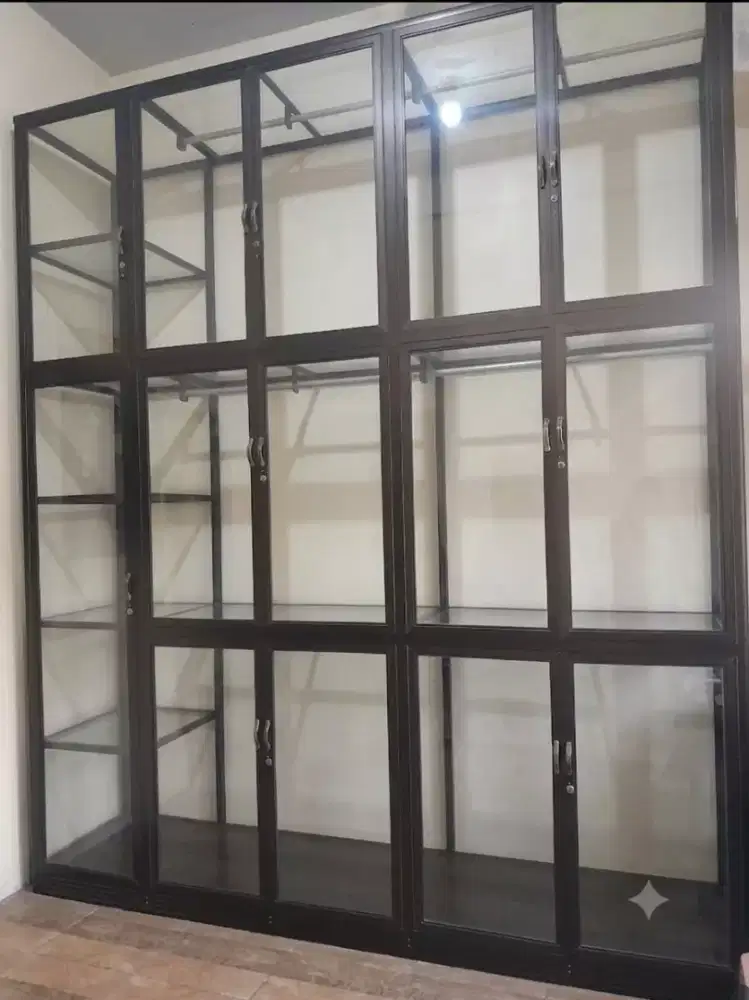 dijual second etalase coklat tua full kaca 2,5m x 3m
