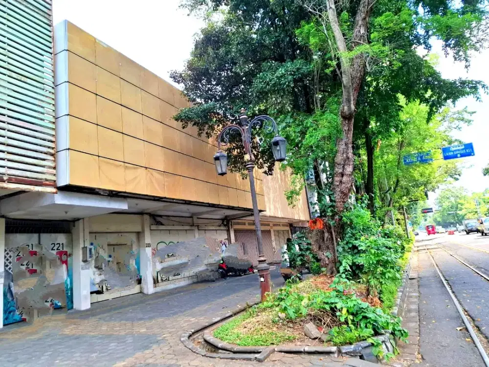 Rumah slamet Riyadi plus toko pinggir jalan raya solo kota