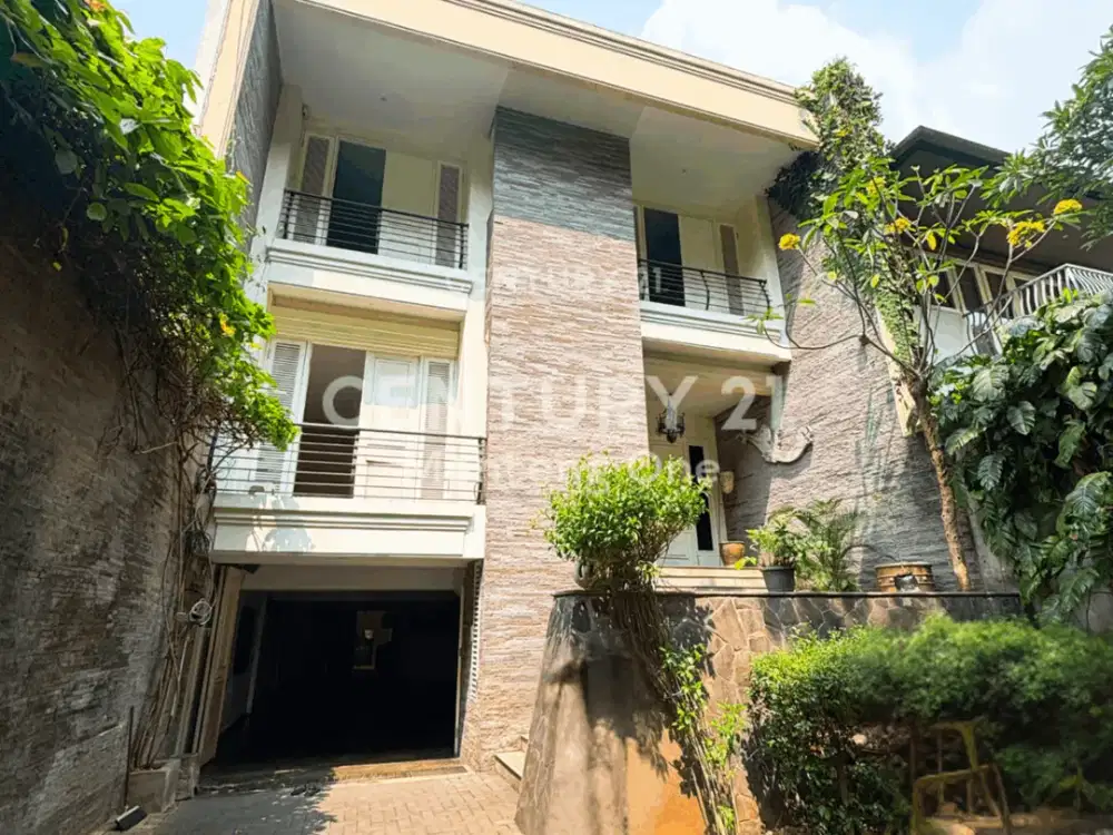 Rumah Mewah Strategis Dekat Taman Menteng
