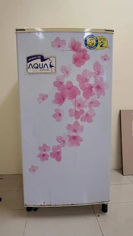 Dijual kulkas 1 pintu merk Aqua pintu putih dengan pink flower