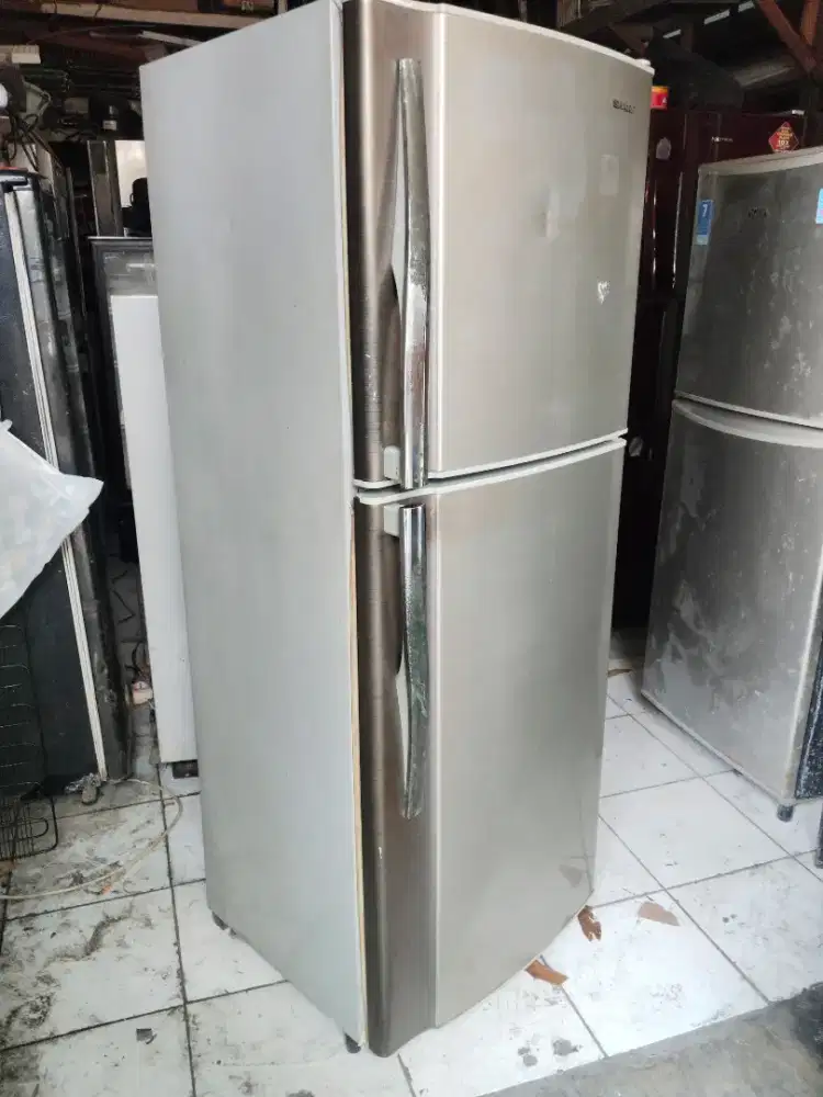 Kulkas sharp 2 pintu kondisi bagus normal dingin beku siap pakai