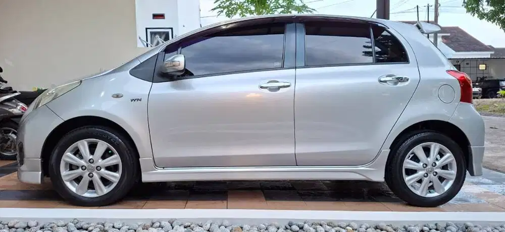 YARIS E AT 2012