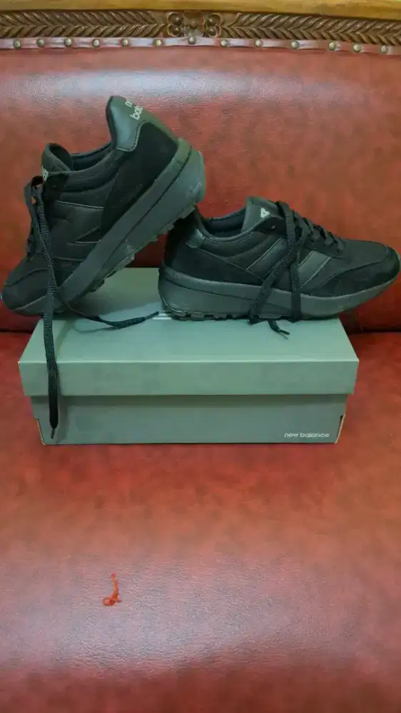 Sepatu NB 370 Trainers in triple black
