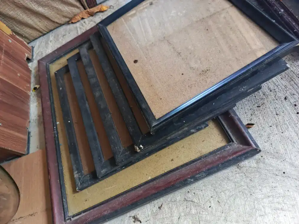 Pigura kayu dan plastik pakai kaca