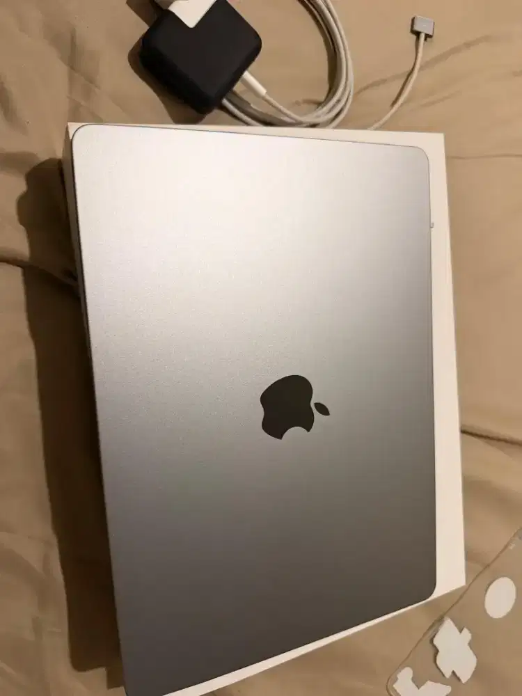 Macbook Air M3 13 inch 256GB (resmi ibox)