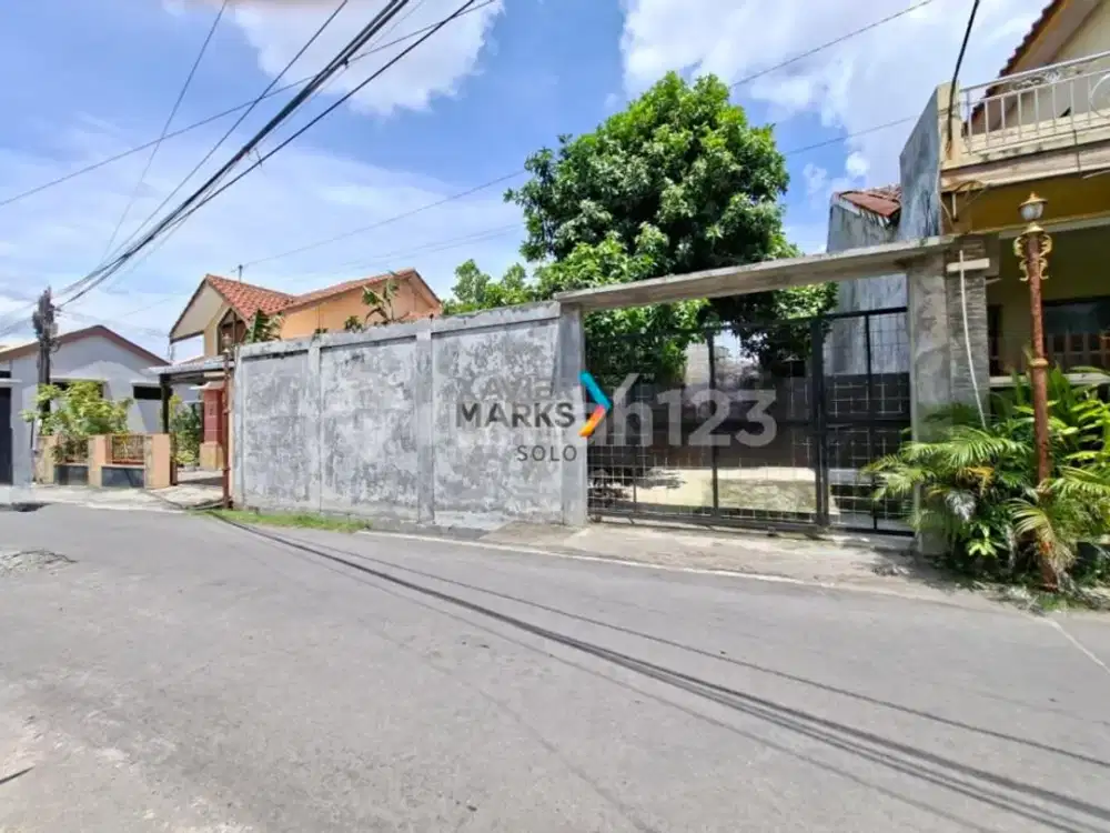 Tanah Dekat Toserba Luwes Akses Simpangan 2 Mobil Gentan Sukoharjo