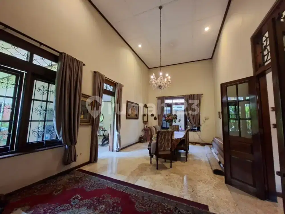 Rumah Vintage Dan Ruang Usaha Tengah Kota Daerah Pasar Kliwon
