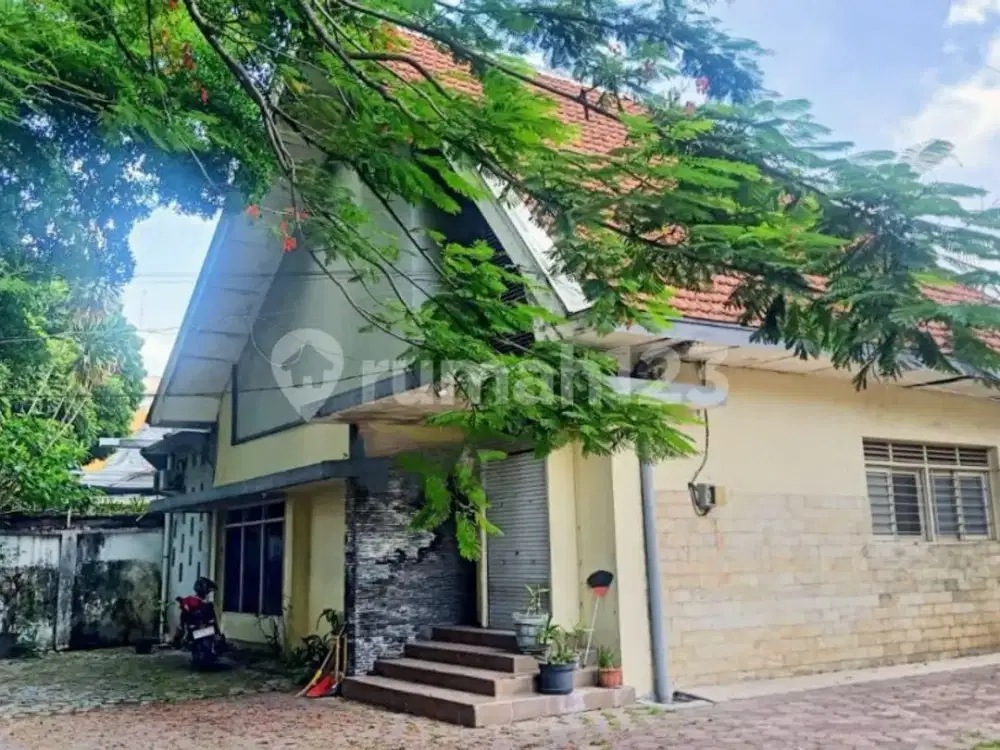 Rumah Vintage Lokasi Strategis Pinggir Jalan Rajiman Solo