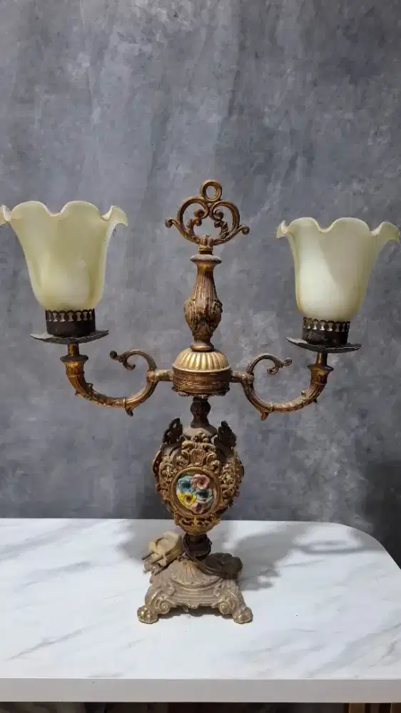 Dijual Lampu Meja Antik Klasik Eropa 2 Cabang (Kuningan & Porselen)
