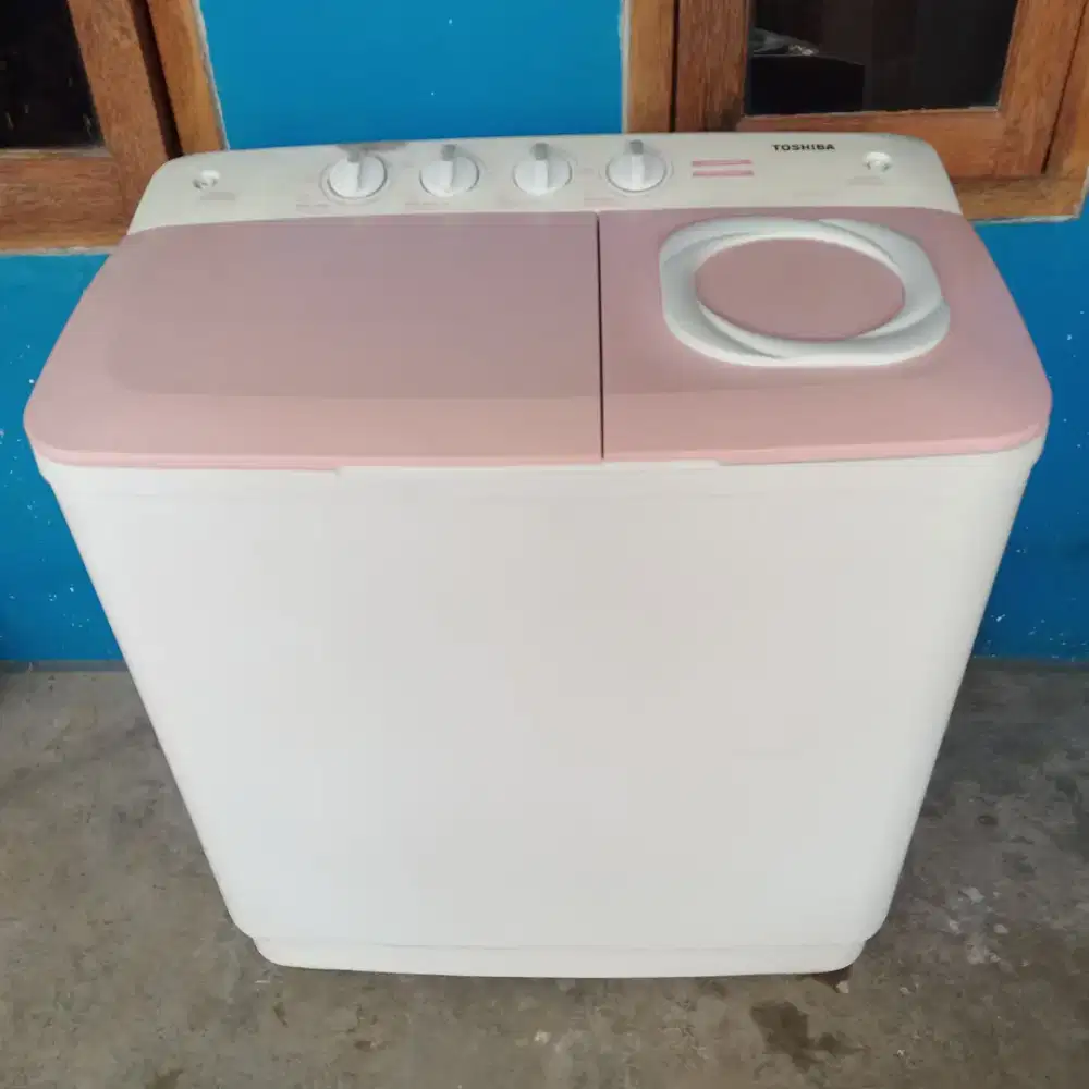 Mesin cuci 2 tabung merk Toshiba.
