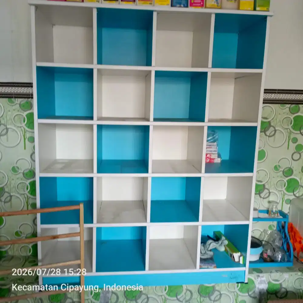 Rak Display untuk produk atau buku.