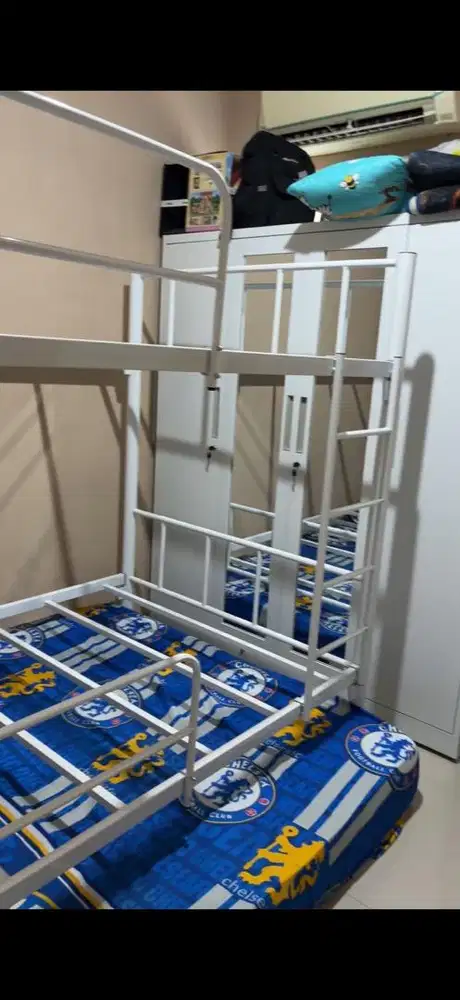 Ranjang besi tingkat